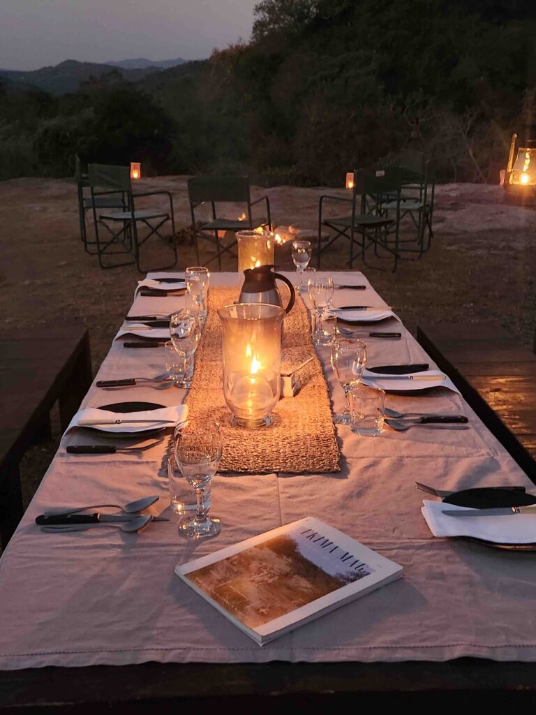 Ekima Mag posé sur une belle table dressée lors d'un diner en brousse