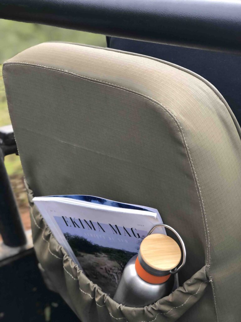 Zoom sur la gourde et le magazine dans le siège d'un véhicule safari