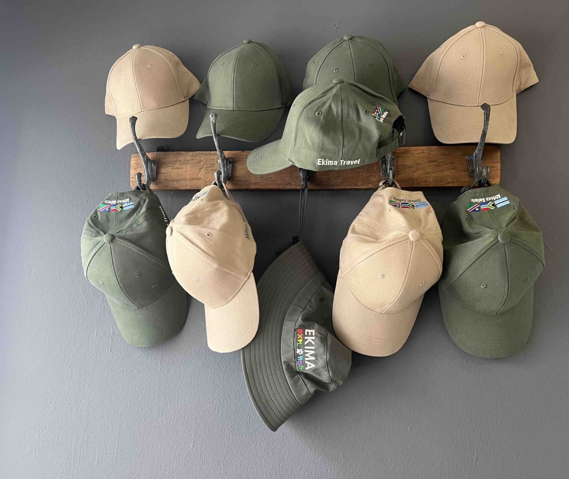 Goodies 2025 avec nos casquettes kaki et beige accrochées