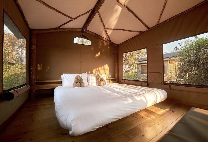 Zoom sur la chambre d'une tente luxueuse d'un lodge de Chief Island