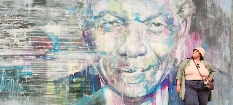Notre booking agent dans les rues du cap devant un Mandela street art