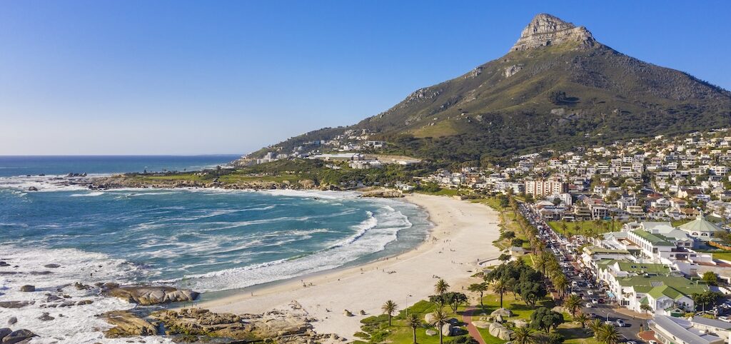 Vue sur la plage, la montage de lions head et la ville du cap