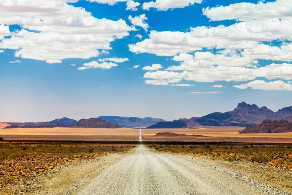 Piste donnant sur l'horizon avec des montagnes en toile de fond