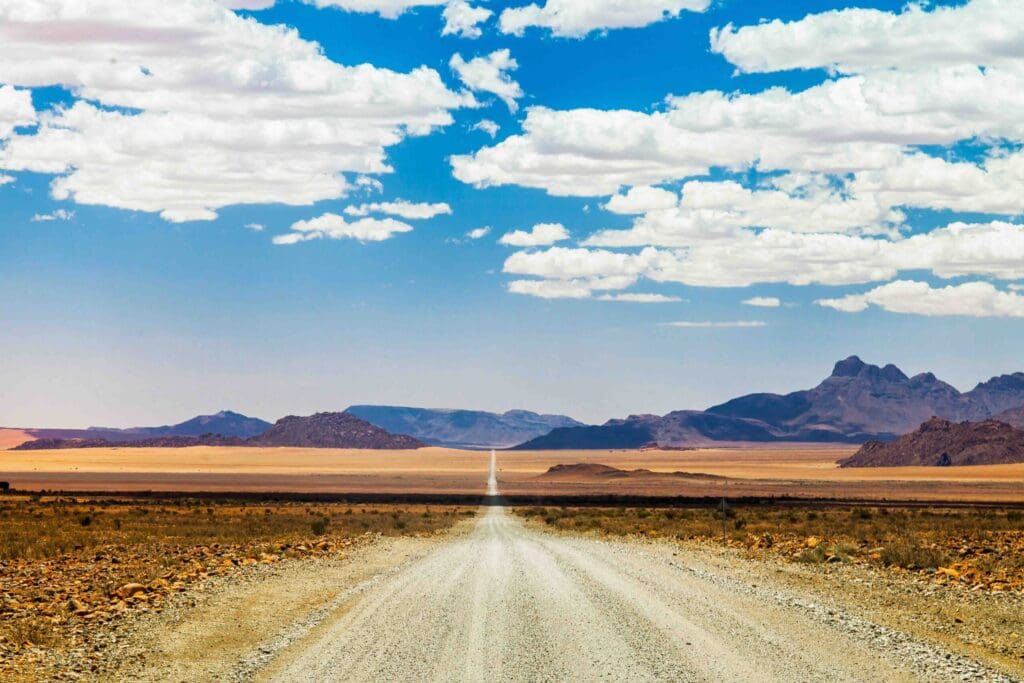 Piste donnant sur l'horizon avec des montagnes en toile de fond