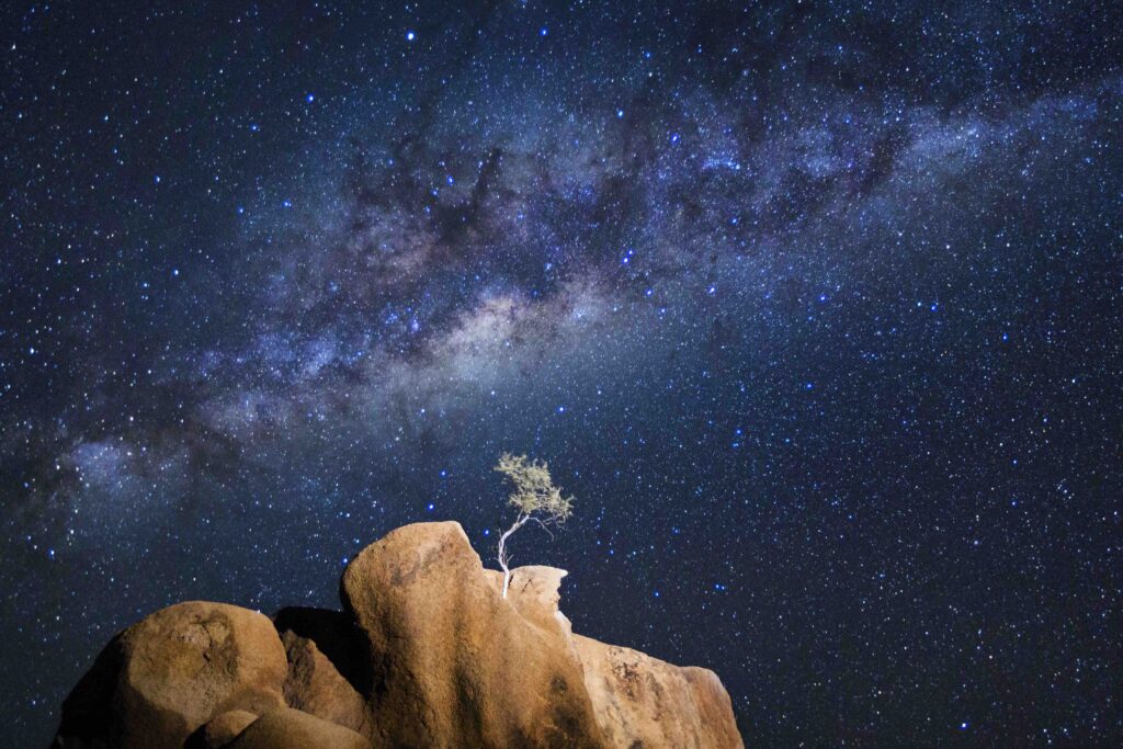 Solitude dans la nuit étoilée de Namibie