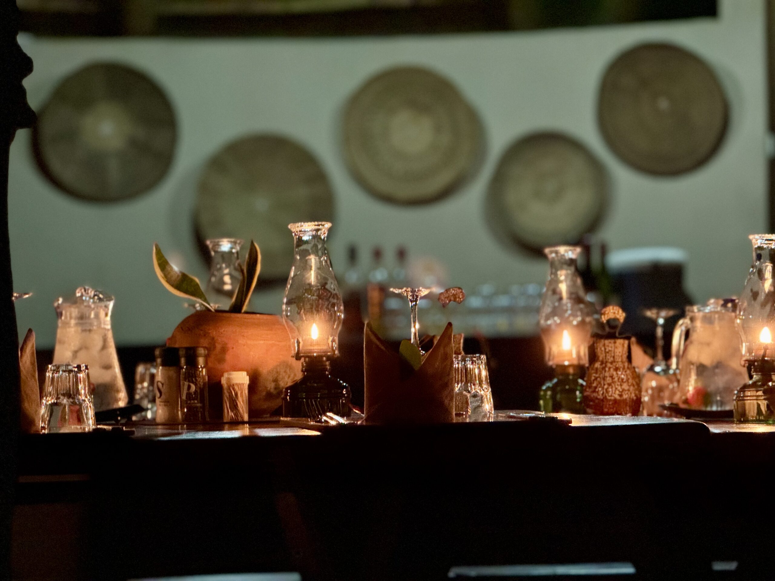 nos-service-table-diner-hebergement-ekima-afrika-travel