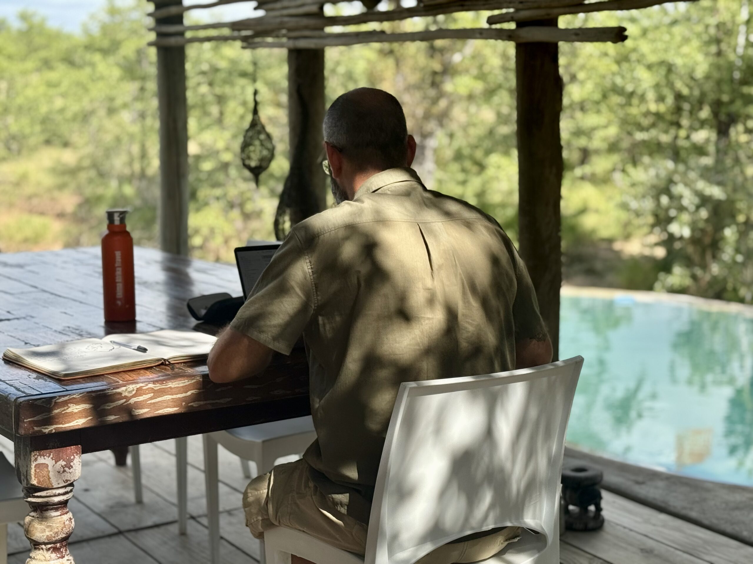 nos-services-equipe-consultant-voyage-guide-olivier-ekima-afrika-travel-agence-voyage-sur-mesure
