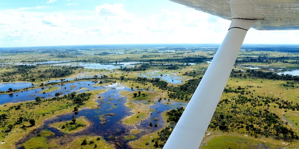 Depuis un petit avion, vue sur le delta de l'Okanvango